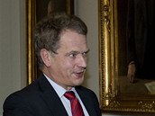 Finský prezident Sauli Niinistö se zdraví s generálním tajemníkem NATO Andersem