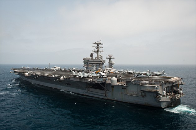 Americká letadlová loď USS Nimitz se přesunuje do RUdého moře