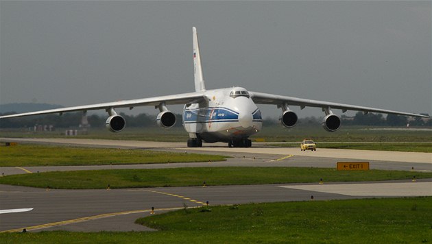 Obří dopravní letoun An-124 Ruslan.