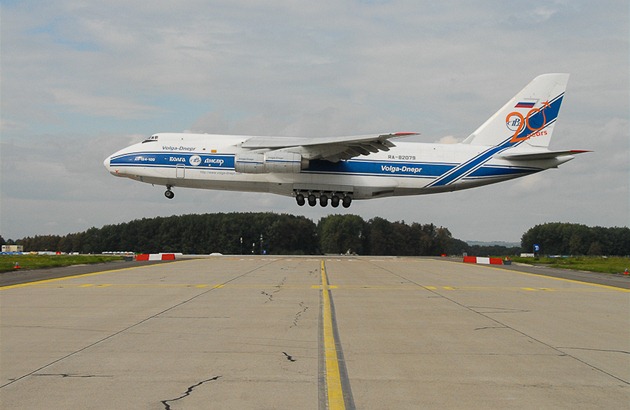 Obí transportní letoun An-124 Ruslan pistává na monovském letiti s nákladem