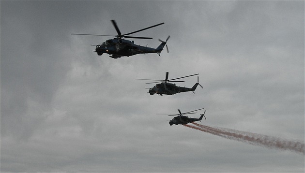Bitevní vrtulníky Mi-24 se pedvedly i na Dnech NATO v Ostrav. Jejich budoucnost ve výzbroji eské armády je vak nejistá (ilustraní foto)