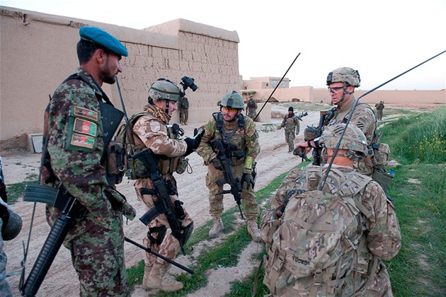 Koordinační porada českých, amerických a afghánských vojáků ve Vardaku