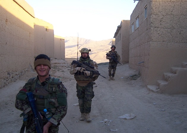 Afghánští a čeští vojáci při patrole ve Vardaku