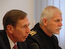 Americk generl David Petraeus s nelnkem generlnho tbu Petrem Pavlem