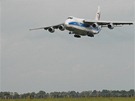 Ob transportn letoun An-124 Ruslan pistv na monovskm letiti s nkladem