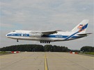 Ob transportn letoun An-124 Ruslan pistv na monovskm letiti s nkladem