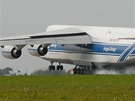 Ob transportn letoun An-124 Ruslan pistv na monovskm letiti s nkladem