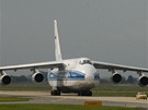 Ob transportn letoun An-124 Ruslan pistv na monovskm letiti s nkladem