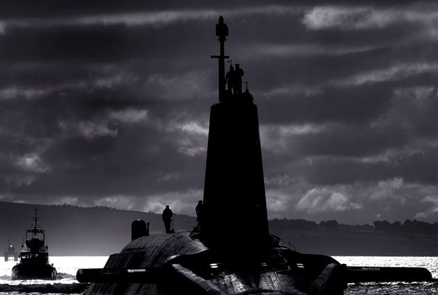 Ponorka HMS Vengeance se vrací na základnu Clyde ve Skotsku