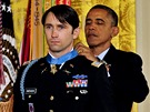 Americk prezident Barack Obama pipn Medaili cti bvalmu kapitnovi