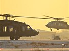 Vrtulnky Black Hawk na zkladn Bagrm v Afghnistnu