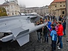 Armda vystavuje na Hradanskm nmst svou techniku vetn makety letounu