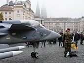 Armáda ukazuje na Hradčanském náměstí, jak se proměnila její technika a výzbroj za uplynulých dvacet let. K vidění je i maketu letounu Gripen.