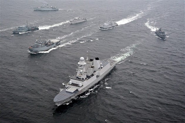 Flotila válečných lodí NATO během cvičení Steadfast Jazz na Baltu. Ilustrační foto.
