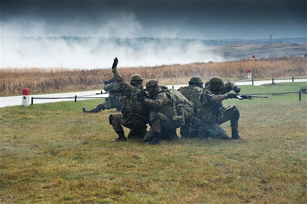 Příslušníci polské vojenské policie během cvičení Sil rychlé reakce NATO v polském výcvikovém prostoru Drawsko Pomorskie. Ilustrační foto.