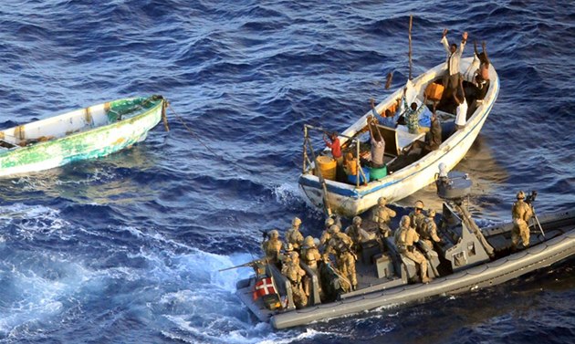Dánští vojáci z válečné lodě Esbern Snare dopadli skupinu somálských pirátů
