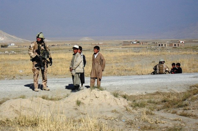 etí vojáci na patrole v Afghánistánu. Ilustraní foto. 