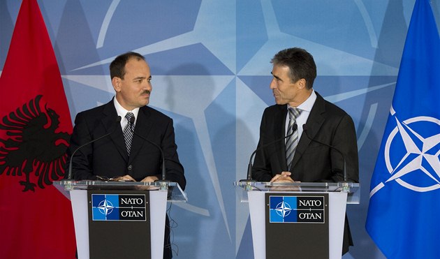 Generální tajemník NATO Anders Fogh Rasmussen s albánským prezidentem Bujarem Nishanim (ilustraní foto).