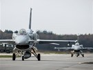 Polsk letouny F-16 se pipravuj ke startu na letiti v Poznani