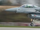 Polsk sroj F-16 startuje v Poznani k cvin misi bhem nejvtch manvr