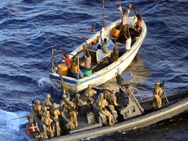 Dnt vojci z vlen lod Esbern Snare dopadli skupinu somlskch pirt