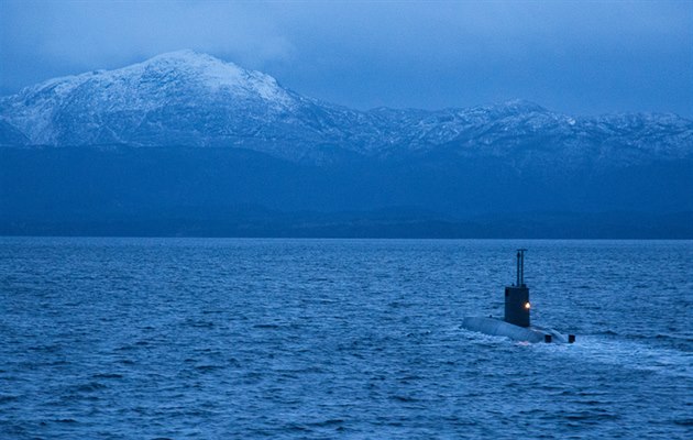 Do obrany je třeba investovat více, vyzývá šéf NATO Rasmussen. (Ilustrační foto - norská ponorka během cvičení NATO u Bergenu).