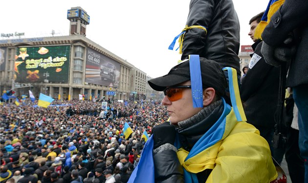 Nejen oči ukrajinských demonstrantů se nyní upírají k nejisté budoucnosti.