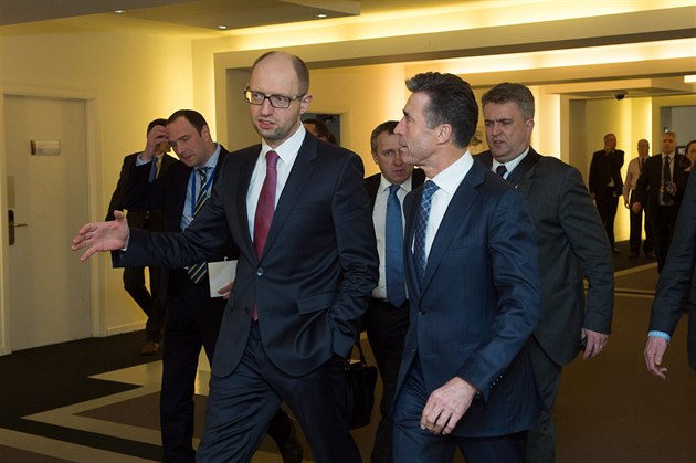 Úřadující ukrajinský premiér Arsenij Jaceňuk s generálním tajemníkem NATO Andersem Fogh Rasmussenem po společném jednání v bruselské centrále Aliance (6. března 2014)