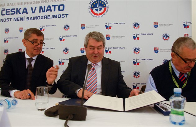 Jediným, kdo odmítl podepsat deklaraci o obraně, byl předseda KSČM Vojtěch...