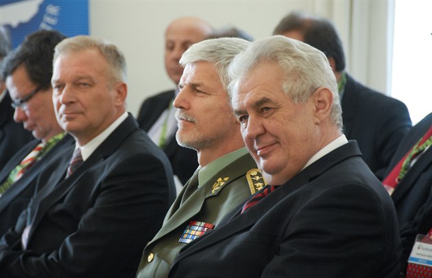 Prezident Miloš Zeman, náčelník generálního štábu Petr Pavel a bývalý ministr...