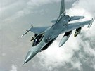 Americk stroj F-16C bhem operace Deny Flight nad Bosnou