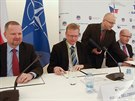 Ldi parlamentnch stran Petr Fiala (ODS), Pavel Blobrdek (KDU-SL) a...