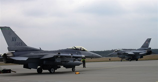 Americké a polské letouny F-16 na základně Lask