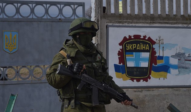 Ruský „voják nové generace“ před základnou ukrajinských sil na Krymu. Nebo příslušník domobrany?