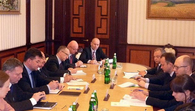 Jednání ministrů zahraničí zemí Visegrádské čtyřky s ukrajinským premiérem Arsenijem Jaceňukem (28. února 2014)