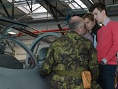 Návštěva letecké základny v Čáslavi v rámci projektu Poznej NATO (21. března 2014)