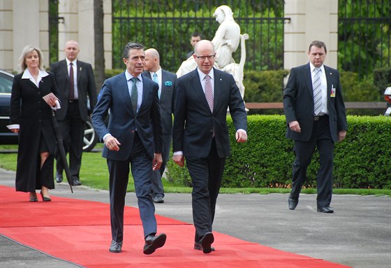 Generální tajemník NATO Anders Fogh Rasmussen s premiérem Bohuslavem Sobotkou...