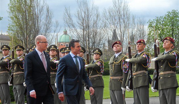 Generální tajemník NATO Anders Fogh Rasmussen s českým premiérem Bohuslavem...