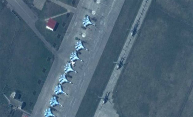 Satelitní snímek ruských letounů a vrtulníků u ukrajinských hranic