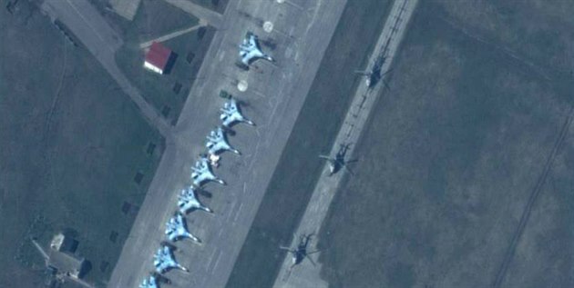 Bojové letouny a helikoptéry na satelitním snímku ruské základny Primorko-Achtarsk