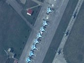 Bojové letouny a helikoptéry na satelitním snímku ruské základny...