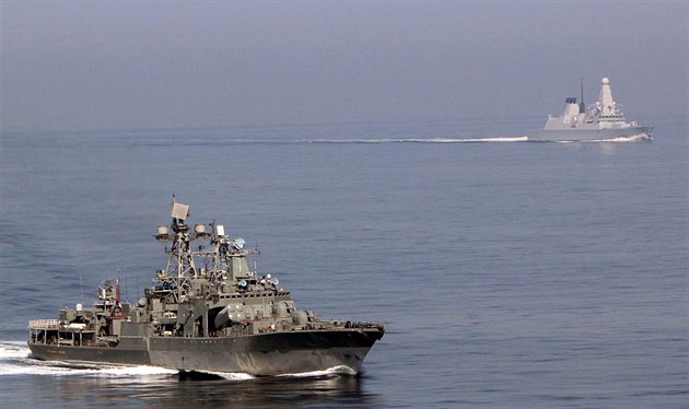 Ruská vojenská loď a britský torpédoborec. Ilustrační foto.