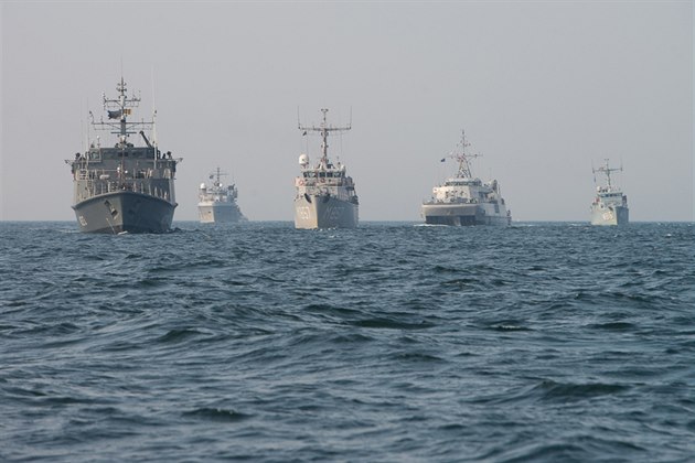Formace válečných lodí NATO vyplouvá do Baltského moře.