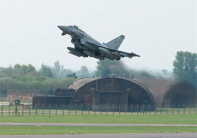 Britský Eurofighter Typhoon v Litv