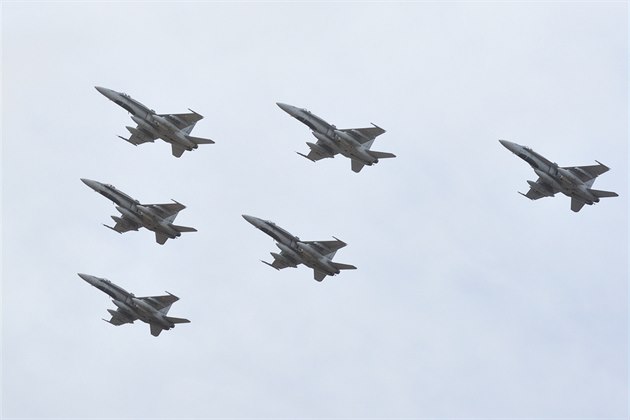 estice kanadských stroj CF-18 steí vzduný prostor nad Rumunskem