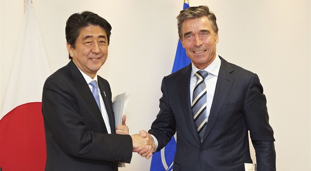 Generální tajemník NATO Anders Fogh Rasmussen a japonský premiér Šinzo Abe.