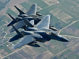 Americk letouny F-15 bhem hldkovho letu nad Litvou