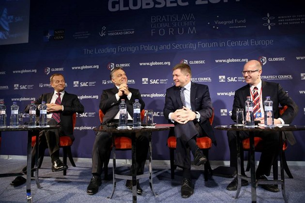 Premiéi Donald Tusk, Viktor Orbán, Robert Fico a Bohuslav Sobotka na bratislavské bezpenostní konferenci