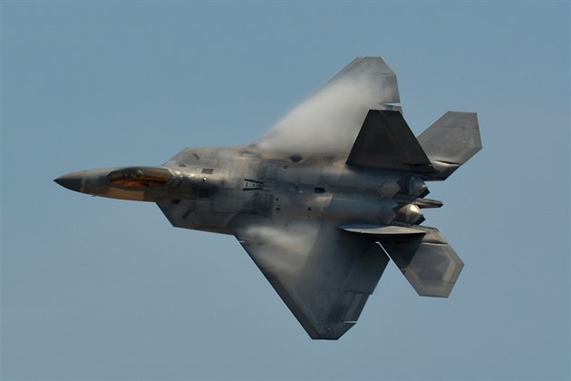 Nejvýkonnjí stíhací stroj souasnosti - F-22 Raptor na letecké show na...