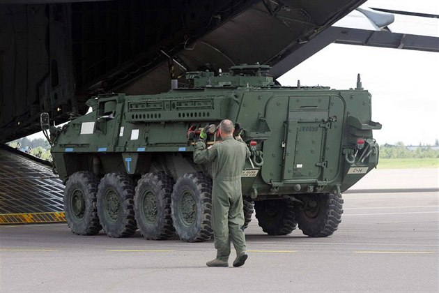 Americký obrnnec Stryker na cviení Sabre Strike v Pobaltí